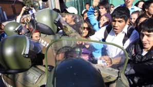 Nuevos incidentes en Chile por una marcha de estudiantes Nuevos incidentes en Chile por una marcha de estudiantes