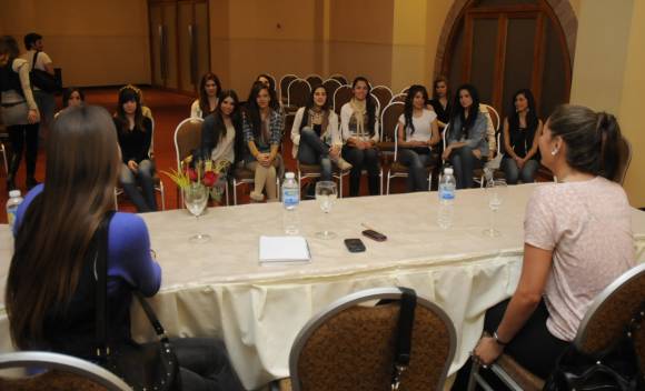 Dos ex candidatas a Reina buscan otra corona Dos ex candidatas a Reina buscan otra corona