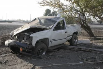 Chocó con un árbol y volcó Chocó con un árbol y volcó