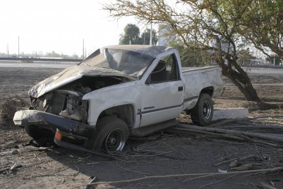 Chocó con un árbol y volcó Chocó con un árbol y volcó