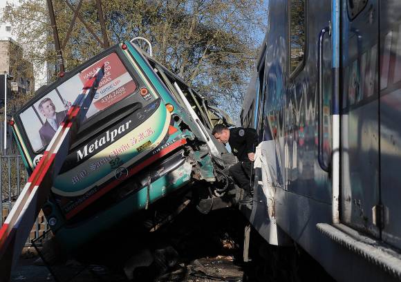 Chocó un micro con 2 trenes y fue de terror: 11 muertos Chocó un micro con 2 trenes y fue de terror: 11 muertos