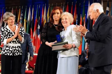 Emotivo homenaje a Abuelas en Francia Emotivo homenaje a Abuelas en Francia