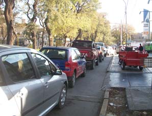 La gente, enojada por las largas colas para cargar combustible La gente, enojada por las largas colas para cargar combustible