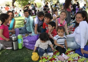 Un festejo con muchos niños, pañales y juguetes Un festejo con muchos niños, pañales y juguetes