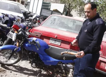 Ladrones con una réplica de pistolón Ladrones con una réplica de pistolón