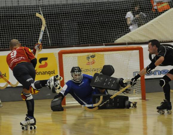 España goleó y quedó a un paso España goleó y quedó a un paso