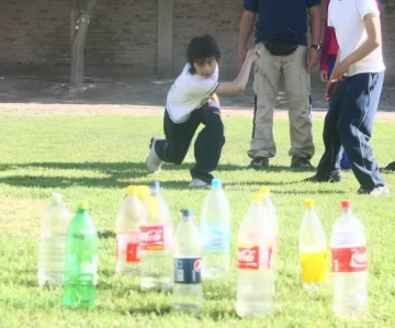 Usaron hasta botellas para poder armar un bowling Usaron hasta botellas para poder armar un bowling