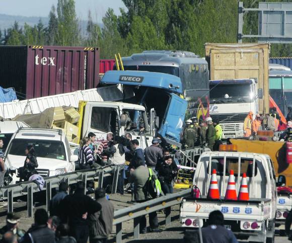 Un choque múltiple fatal sacudió a los chilenos Un choque múltiple fatal sacudió a los chilenos