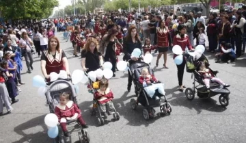 Desfilaron hasta los niños que aún no saben caminar Desfilaron hasta los niños que aún no saben caminar