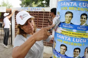 Polémica en Santa Lucía por afiches de campaña en escuelas Polémica en Santa Lucía por afiches de campaña en escuelas