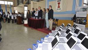 Entregaron netbooks y anunciaron la construcción de una escuela Entregaron netbooks y anunciaron la construcción de una escuela