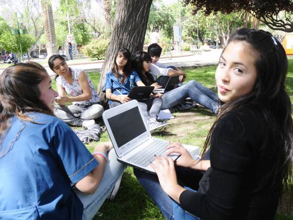 La plaza 25 parece una sala de computación al aire libre La plaza 25 parece una sala de computación al aire libre