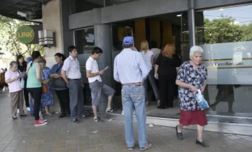 Jubilados: 5 dudas al operar con tarjetas en los cajeros Jubilados: 5 dudas al operar con tarjetas en los cajeros