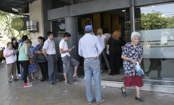 Jubilados: 5 dudas al operar con tarjetas en los cajeros Jubilados: 5 dudas al operar con tarjetas en los cajeros