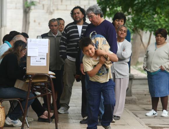 El nene que vendió semitas entre las urnas para poder ir al colegio El nene que vendió semitas entre las urnas para poder ir al colegio