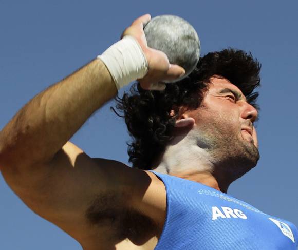 Lanzó una bala de bronce Lanzó una bala de bronce