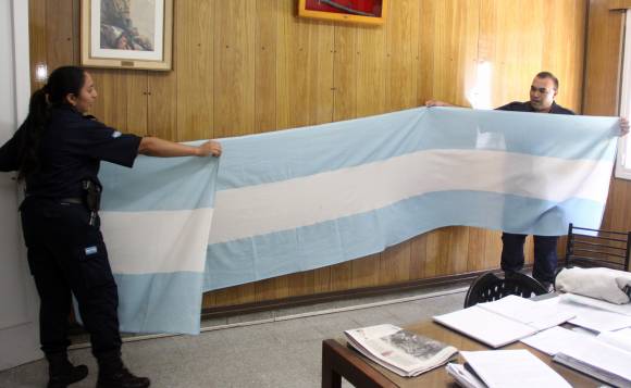 Casa de Sarmiento: roban por bromear una bandera y caen Casa de Sarmiento: roban por bromear una bandera y caen