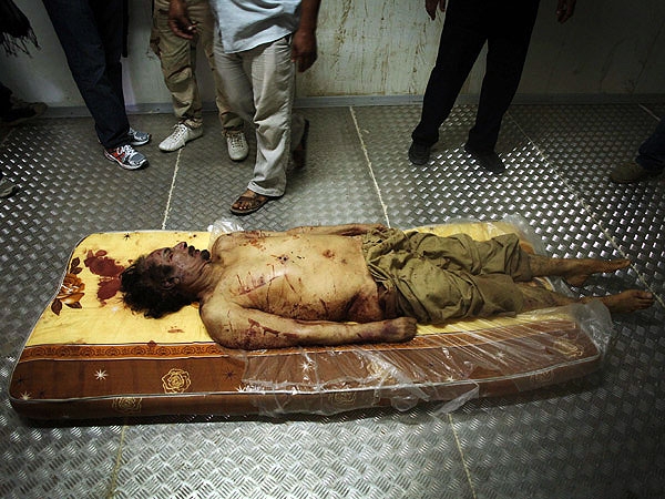 Los libios hacen cola para ver el cadáver del dictador Los libios hacen cola para ver el cadáver del dictador