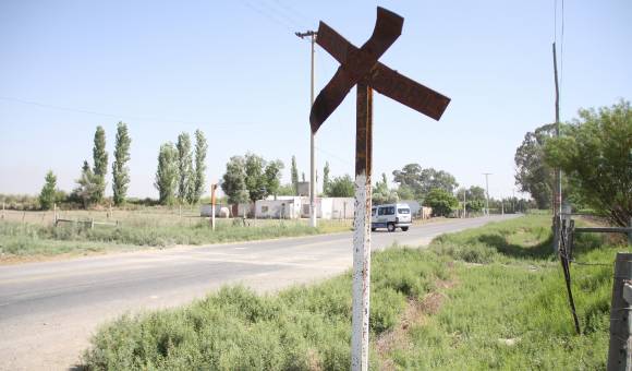 Los cruces ferroviarios, sin barrera en diez sectores muy peligrosos Los cruces ferroviarios, sin barrera en diez sectores muy peligrosos