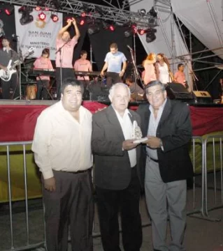 Le rindieron un homenaje a DIARIO DE CUYO Le rindieron un homenaje a DIARIO DE CUYO