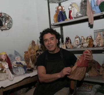 Antes coleccionaba pesebres, ahora quiere enseñar a fabricarlos Antes coleccionaba pesebres, ahora quiere enseñar a fabricarlos
