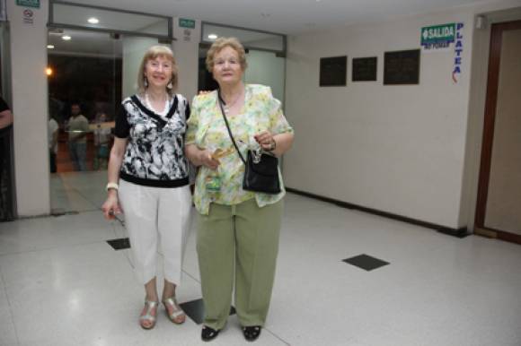 Risas y aplausos en “LOS 39 ESCALONES” Risas y aplausos en “LOS 39 ESCALONES”