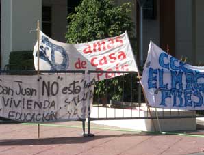 Treinta familias se encadenaron y pasaron la noche en el Centro Cívico reclamando viviendas Treinta familias se encadenaron y pasaron la noche en el Centro Cívico reclamando viviendas