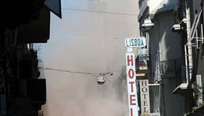 Luego del derrumbe, reanudan los trabajos de demolición en el edificio desplomado Luego del derrumbe, reanudan los trabajos de demolición en el edificio desplomado