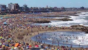 Tres de cada cuatro argentinos eligen veranear en el país Tres de cada cuatro argentinos eligen veranear en el país