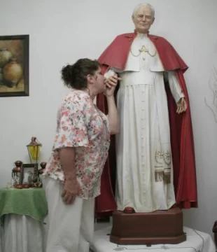 La estatua realista de Juan Pablo II La estatua realista de Juan Pablo II