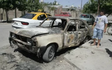 Roban un auto y a 2 cuadras, lo queman Roban un auto y a 2 cuadras, lo queman