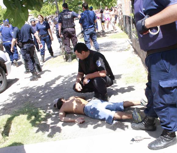 Asaltó, se tiroteó con la Policía y terminó baleado Asaltó, se tiroteó con la Policía y terminó baleado
