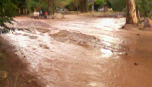 Una intensa tormenta provocó crecidas en Barreal Una intensa tormenta provocó crecidas en Barreal