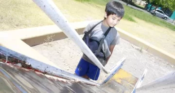 Prohíben un tobogán porque un niño casi pierde un dedo Prohíben un tobogán porque un niño casi pierde un dedo