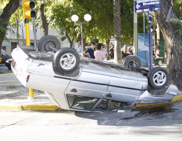 Un vuelco en pleno centro Un vuelco en pleno centro