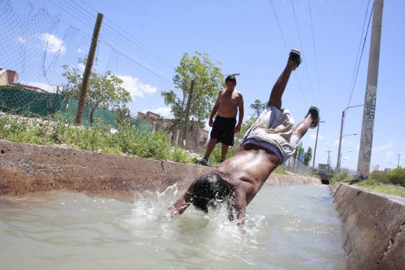 Con el calor, volvieron los bañistas a los canales Con el calor, volvieron los bañistas a los canales