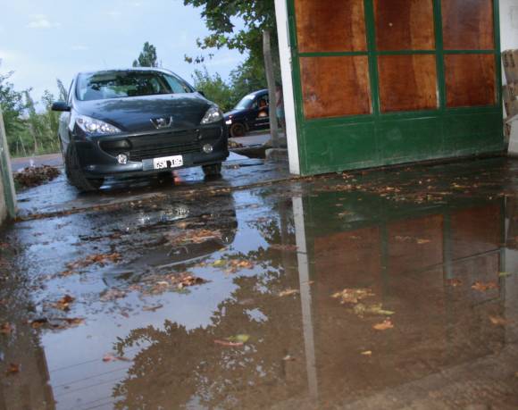 Casas inundadas, otro mal por bañarse en los canales Casas inundadas, otro mal por bañarse en los canales