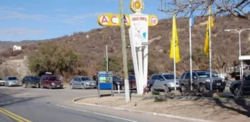 Turistas durmieron en la estación de servicio esperando la llegada de combustible Turistas durmieron en la estación de servicio esperando la llegada de combustible