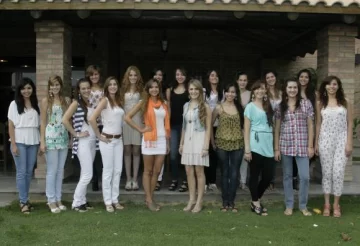 Las 19 candidatas a Reina se subieron a la escalera del ánimo Las 19 candidatas a Reina se subieron a la escalera del ánimo