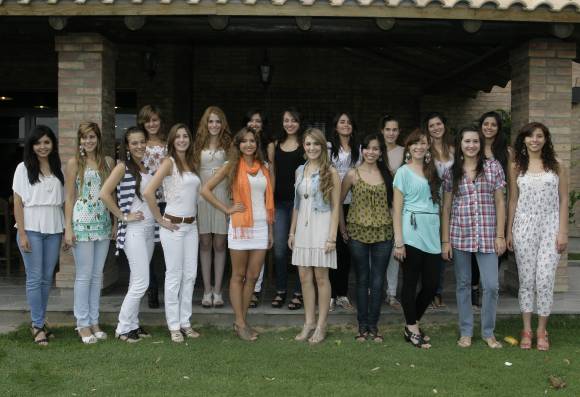 Las 19 candidatas a Reina se subieron a la escalera del ánimo Las 19 candidatas a Reina se subieron a la escalera del ánimo