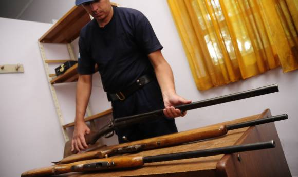 Van por cosas robadas y hallan armas largas Van por cosas robadas y hallan armas largas