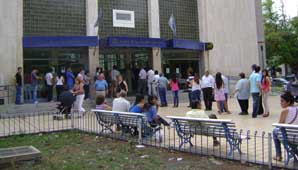 Largas colas en los cajeros Largas colas en los cajeros