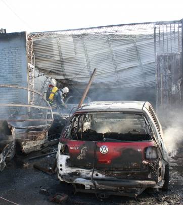 Una fábrica y tres vehículos bajo las llamas Una fábrica y tres vehículos bajo las llamas