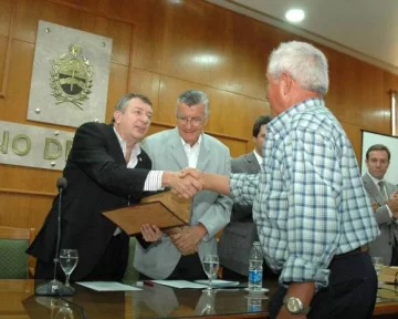 Yahuar entregó subsidios y maquinaria a productores Yahuar entregó subsidios y maquinaria a productores