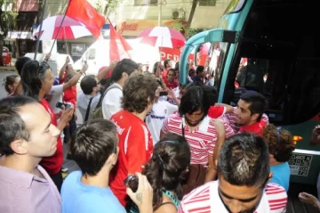 Cientos de hinchas recibieron a Independiente en San Juan Cientos de hinchas recibieron a Independiente en San Juan