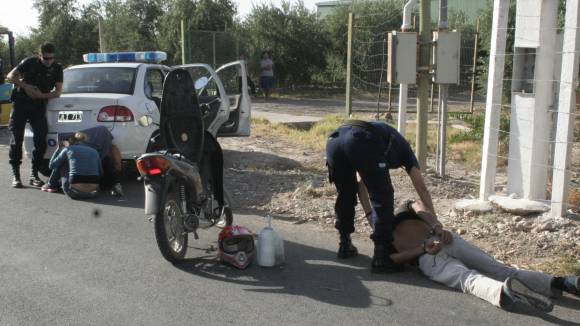 Detienen a supuestos asaltantes Detienen a supuestos asaltantes