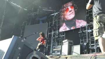 Con homenajes a Spinetta, arrancó el Cosquín Rock 2012 Con homenajes a Spinetta, arrancó el Cosquín Rock 2012