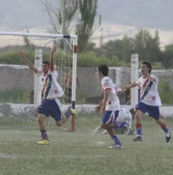 Sport lo dio vuelta y se subió a la cima del grupo Sport lo dio vuelta y se subió a la cima del grupo