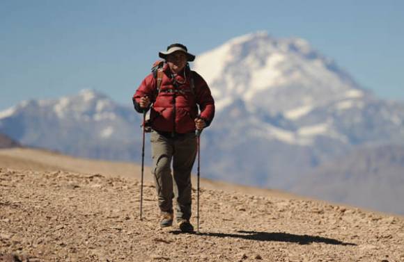 Cruce a pie para cumplir una promesa Cruce a pie para cumplir una promesa