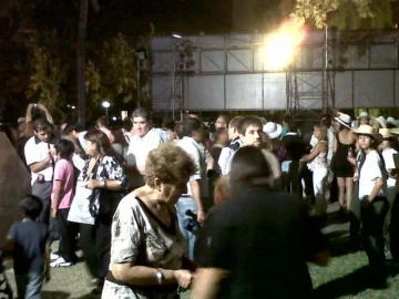 Pese al intenso viento, la gente elige quedarse en la FNS Pese al intenso viento, la gente elige quedarse en la FNS